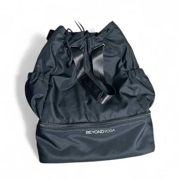 NWOT Beyond Yoga Convertible Gym Bag Black Backpack Tote Pockets - Picture 4 of 8
